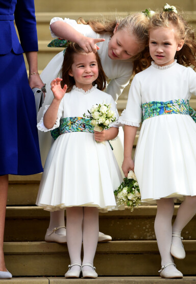 PASSER PÅ: Savannah Phillips viser også stor interesse overfor prinsesse Charlotte. Under bryllupet tok hun tilsynelatende på seg oppgaven om å ta av seg den lille prinsessen. Foto: NTB Scanpix PASSER PÅ: Savannah Phillips viser også stor interesse overfor prinsesse Charlotte. Under bryllupet tok hun tilsynelatende på seg oppgaven om å ta av seg den lille prinsessen. Foto: NTB Scanpix
